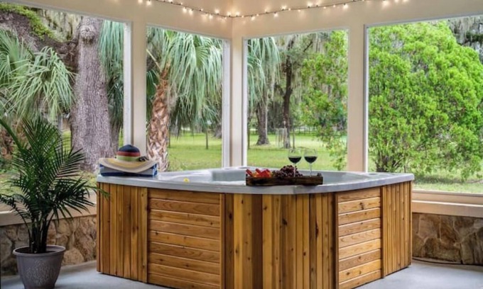 Crystal River Casa | NEW-Bring Your Boat-Family Fun Oasis-Near Springs-Huge Yard-Game Room-Spa-EV