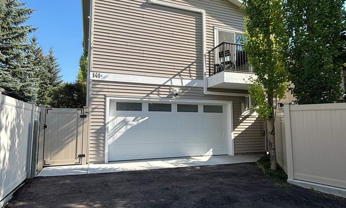 Signal Hill Casa | New Build, Charming 1-bedroom home in fabulous Calgary SW, 1.2 hours from Banff