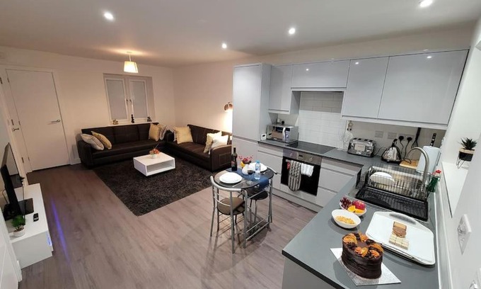 Haversham Casa | New build home with WI-FI, Smart TV, dedicated office floor, large terrace and Free parking