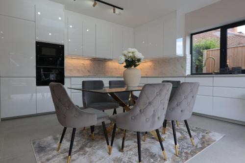 Rushmoor District Casa | NEW-BUILD Luxury House for Families and Contractors, NamisSuites Serviced Apartment - Farnborough