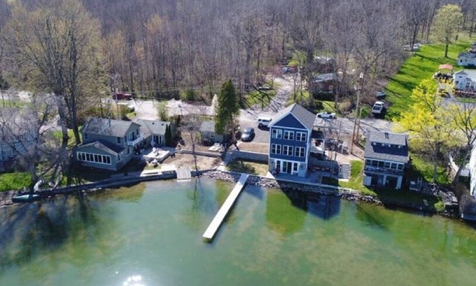 Geneseo Casa | Nueva construcción en el lago Conesus. Duerme 6. Diseñado para entretener.