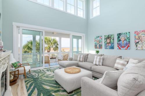 Beachwalk Casa | New Build, walking distance to pool and beach! Perfect location on Harbor Island!
