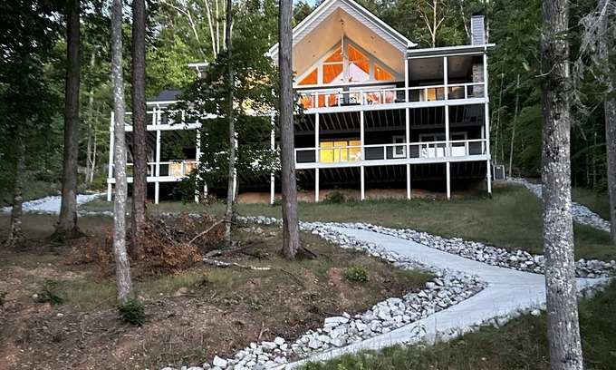 Jacksboro Casa | New Build, Waterfront 6 Bedroom and 6.5 Bath House on Norris Lake in Big Creek.