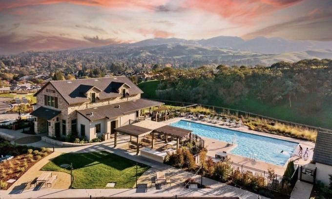 San Ramon Casa | New built luxury Home: Hiking, Park, Golf, Parking, Near Downtown Restaurants