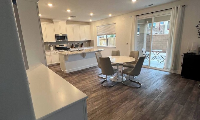 Roseville Casa | New Built*pet*corp/insurance Housing*24/7 access
