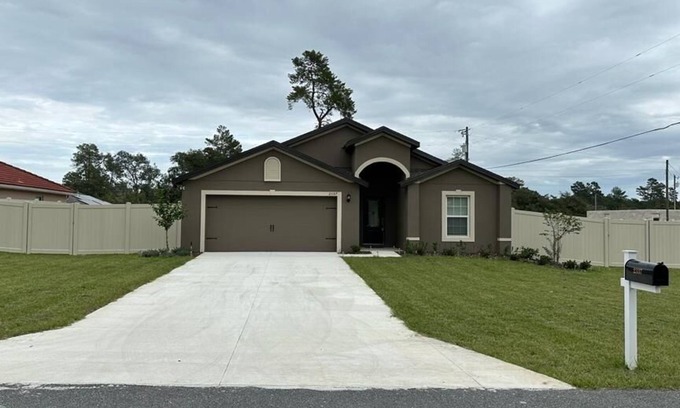Ocala Casa | New Built Spacious Vacation Home with Privacy Fence & Two Entertainment Areas