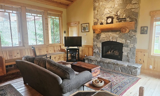Sandpoint Cabina | NEW! Cabin 1 - 4BR Retreat w/Hot Tub & Extra Studio