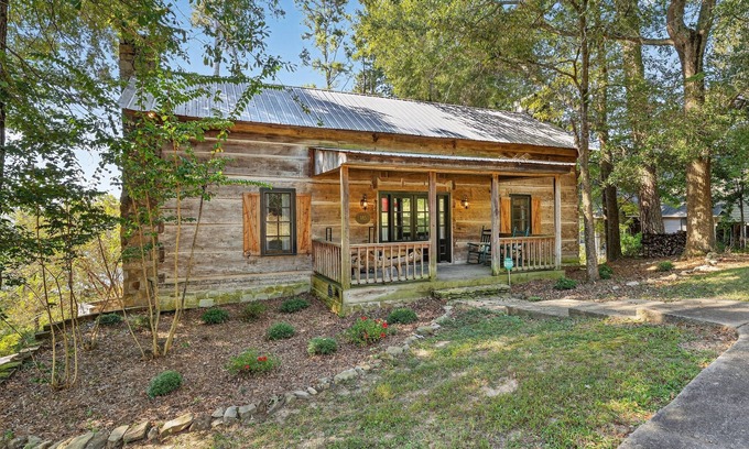 Guntersville Cabina | NEW! Cabin Unbound - Historic Lakefront Comfort