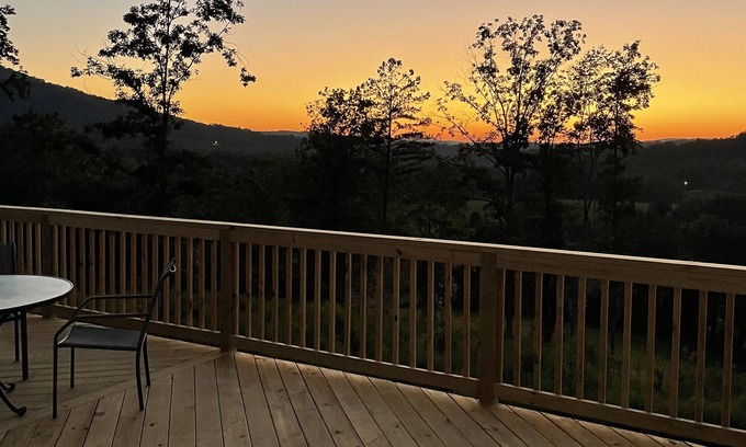 Winona Casa | New Cabin with many amenities! Trail systems. Sleeps 8! Royal blue brimstone