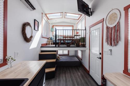 Apple Valley Casa | New calm & relaxing Tiny House w deck near ZION