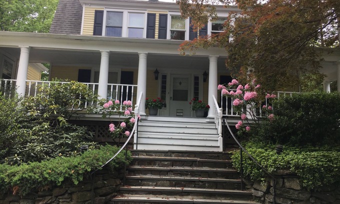 New Canaan Casa | Localización Nueva-Gran Canaán condado de Fairfield. Caminar a la ciudad. A pie de tren