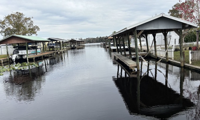 Welaka Casa | New canal home only 5 lots from the St Johns River