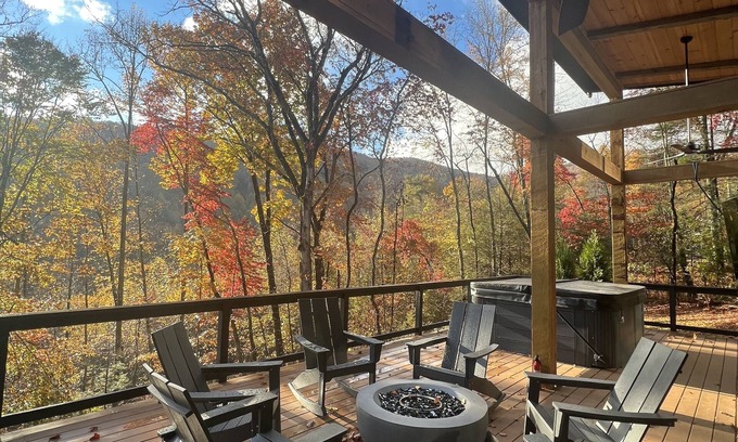 Clayton Cabina | NEW! CAPER Treehouse: modern cabin-HOT TUB VIEWS!
