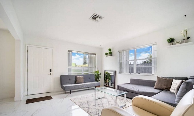 Hallandale Beach Villa | NEW Casa Playa I Outdoor Patio I 10min to beach