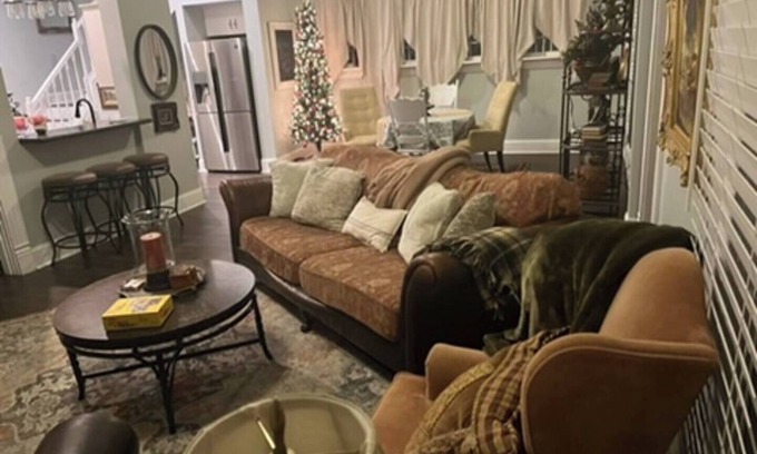 Lewisville Casa | New Castle IN Hotel Alternative: 3BR House Free Parking, early check-in and wifi