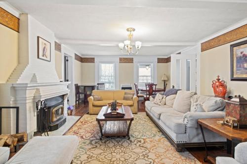 Cayuga Casa | NEW Cayuga, Hot Tub, Dog Friendly, Wine Trail