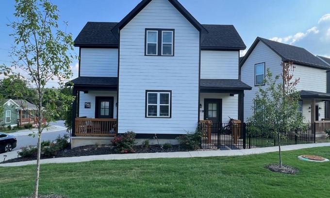 Fayetteville Casa | New Centennial Park Luxury Smart Home w Courtyard
