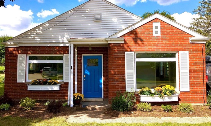 Dubuque Casa | NEW Central Air!! Cute, family home, large fenced backyard and patio area!