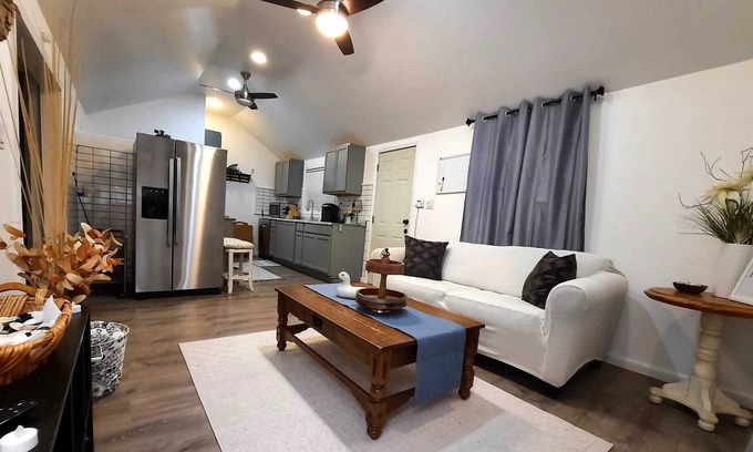 Benton Harbor Cabaña | NEW ★| Central Air| Huge yard | Cozy