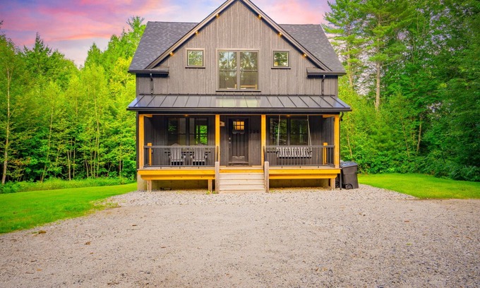Bethel Chalet De Esquí | NEW Chalet 6 minutes from Sunday River! Hot tub, Sauna, Sleeps 12, Dog Friendly!