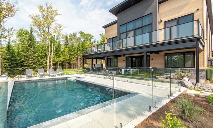 La Conception Casa | NEW! Chalet Aurora | 5 Bedrooms | Hot tub | Outdoor Pool / Tremblant Living