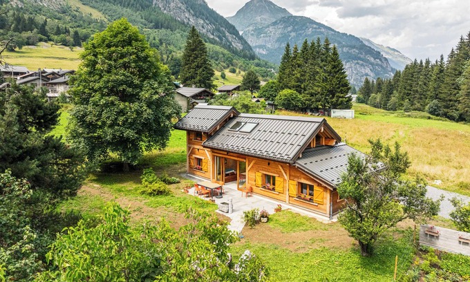 Vallorcine Chalet De Esquí | New "Chalet des Plans" Mountain view! At the foot of the slopes, terrace, garden.