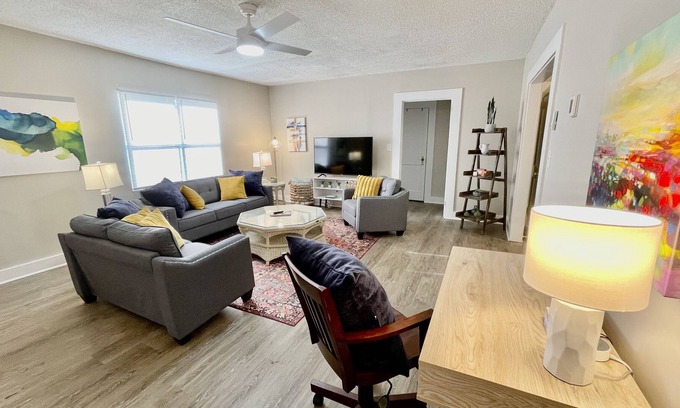 Clarkesville Cabaña | NEW Chalet Gris Duplex Downtown Clarkesville