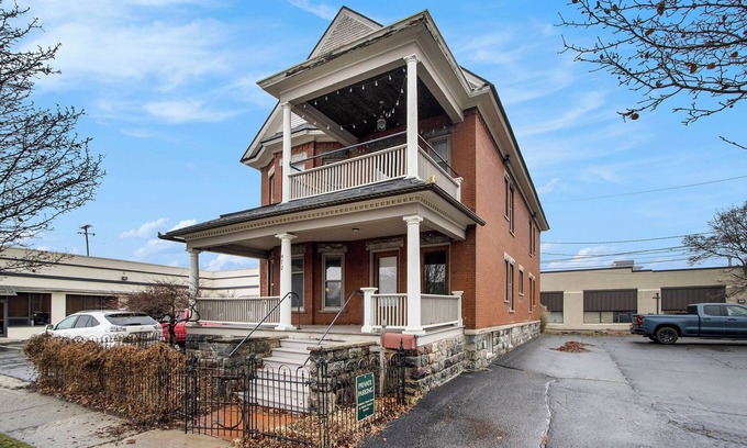 Central Business District Apartamento | NEW Charming 2nd Floor Victorian Flat in Downtown Kalamazoo