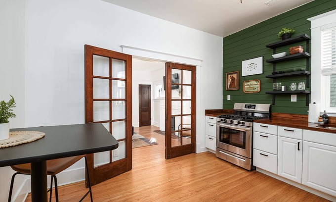 Clifton Apartamento | New! Charming City Condo! Walkable & Chic!