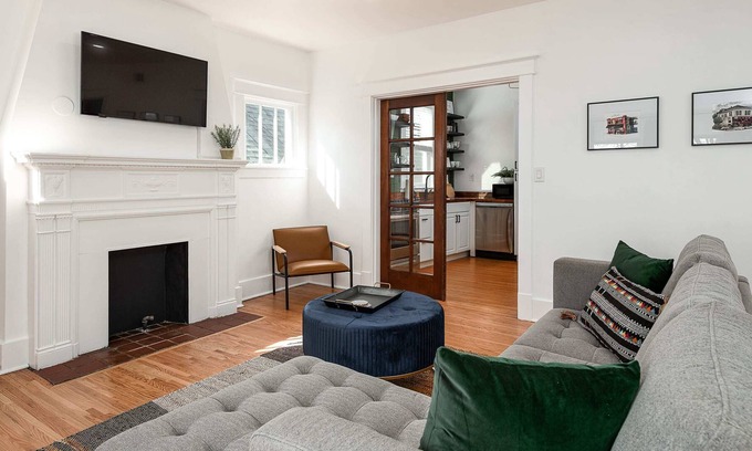 Clifton Apartamento | New! Charming City Walk Condo - King bed - DT!