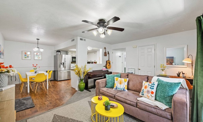 Orem Condominio | NEW! Charming Condo, Perfectly located near UVU/BYU, Balcony, Near Mountains!