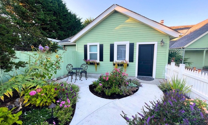 Lopez Island Cabaña | New! Charming Cottage in Seaside Village Walk to Beach,Food,Coffee, Farmers Mkt.