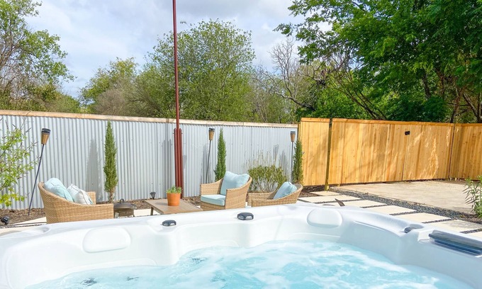 Kerrville Cabaña | NEW! ❤️ Charming Cottage downtown HOT TUB & Firepit Sleeps 6, 2-King suites