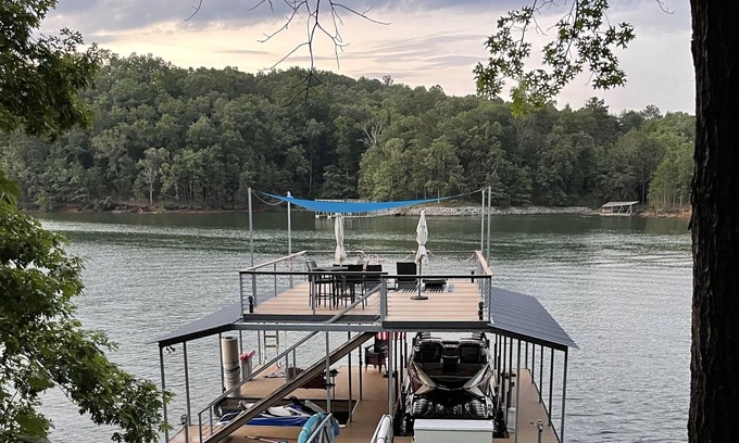 Gainesville Casa | NEW - Charming Lakefront Cottage with 2-Story Dock on Deep Water