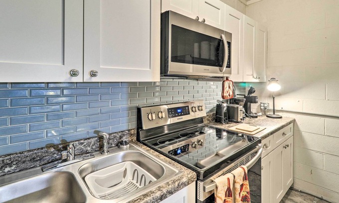 Kings Creek Apartamento | NEW! Charming Lenoir Studio w/ Patio, Koi Pond!