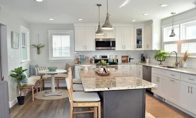 Bayside Apartamento | NEW Charming Walk to beach 2-bedroom Coastal Home