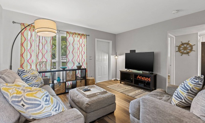 Dunedin Casa | NEW!Cheerful 2BD Home|DOGS OK| Mins Drive to Beach