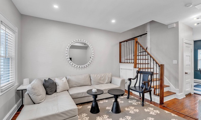 Old Town West Casa | NEW! Chez Old Town | Walk to Shops Metro & Waterfront