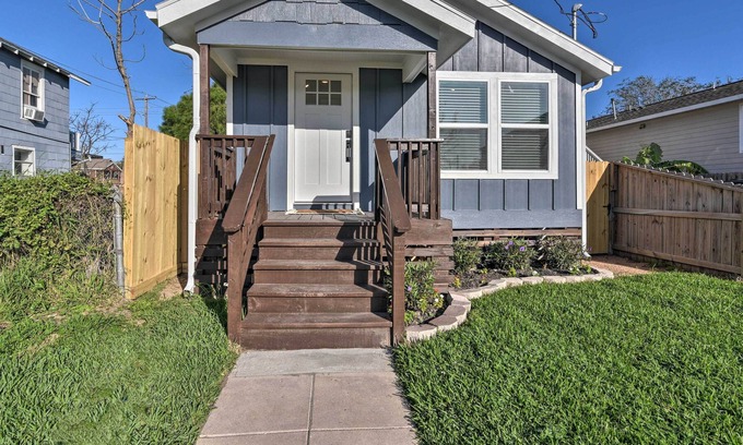 Galveston Cabaña | NEW! Chic Galveston Cottage < 2 Miles to Seawall!