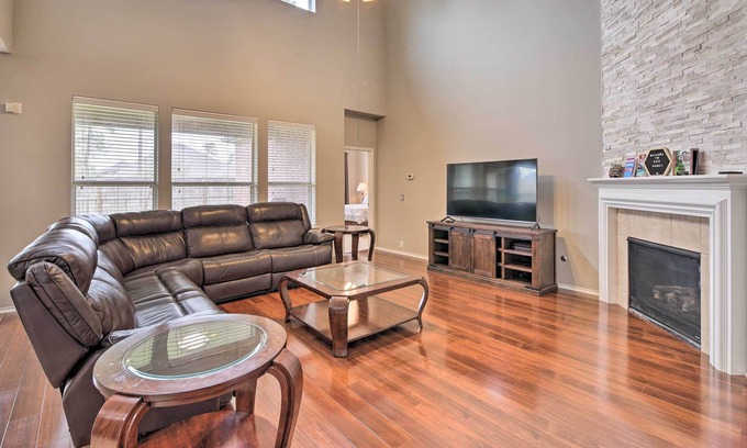 Lake Houston Casa | NEW! Chic Houston Home - Furnished Patio + Grill!