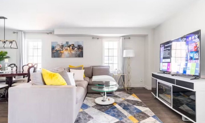 East Credit Casa | *NEW*Classy Inviting 4 Bedrm home near Toronto Pearson Airport Mississauga core