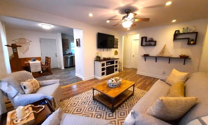 Benton Harbor Cabaña | NEW ★ 🤩| Close to Beaches | Golf course | Private Deck | Central Air | 5 beds