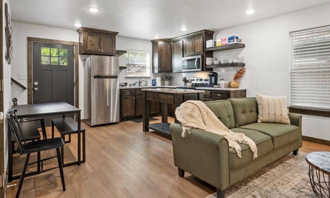 Dean Highland Casa | New Comfy Townhome: 3 miles to Magnolia
