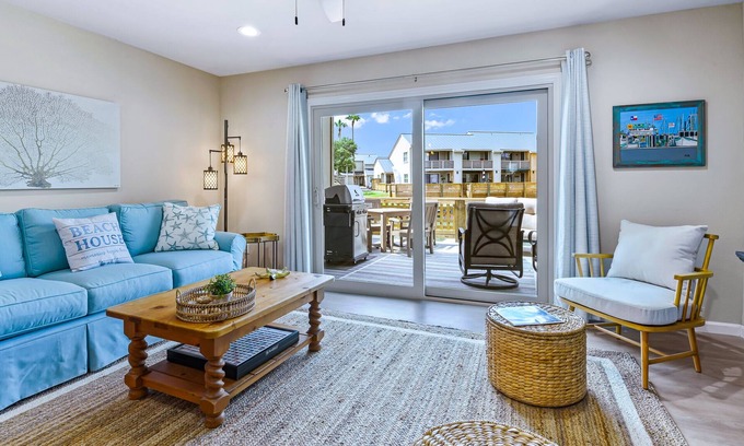 Harbor Oaks Condominio | New condo on the water with boat slip, pools, and tennis courts!