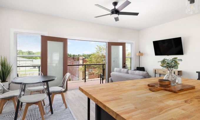 Johnson City Casa | New construction 2nd level apartment * Downtown JC