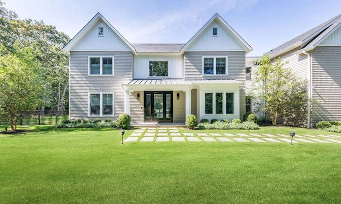 East Hampton Casa | New Construction, Designer furnished Home