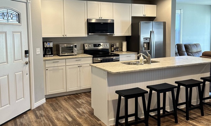 Evergreen Casa | New construction! Duplex, 30 min to Glacier National Park.