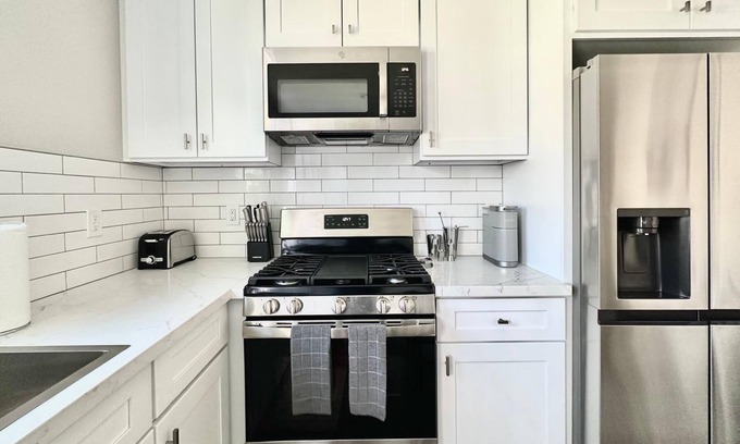 Park Mesa Heights Cabaña | New Construction fully furnished cottage home in Central LA, near SoFi Stadium.