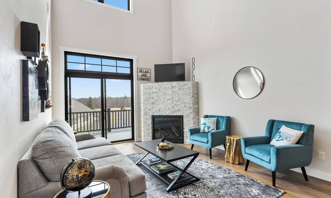 Egg Harbor Condominio | New Construction: Hot tub and Gym near Downtown Egg Harbor
