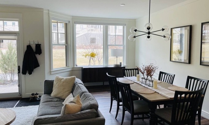 Warren Condominio | NEW CONSTRUCTION, modern mountainside condo, steps from the slopes at Sugarbush!